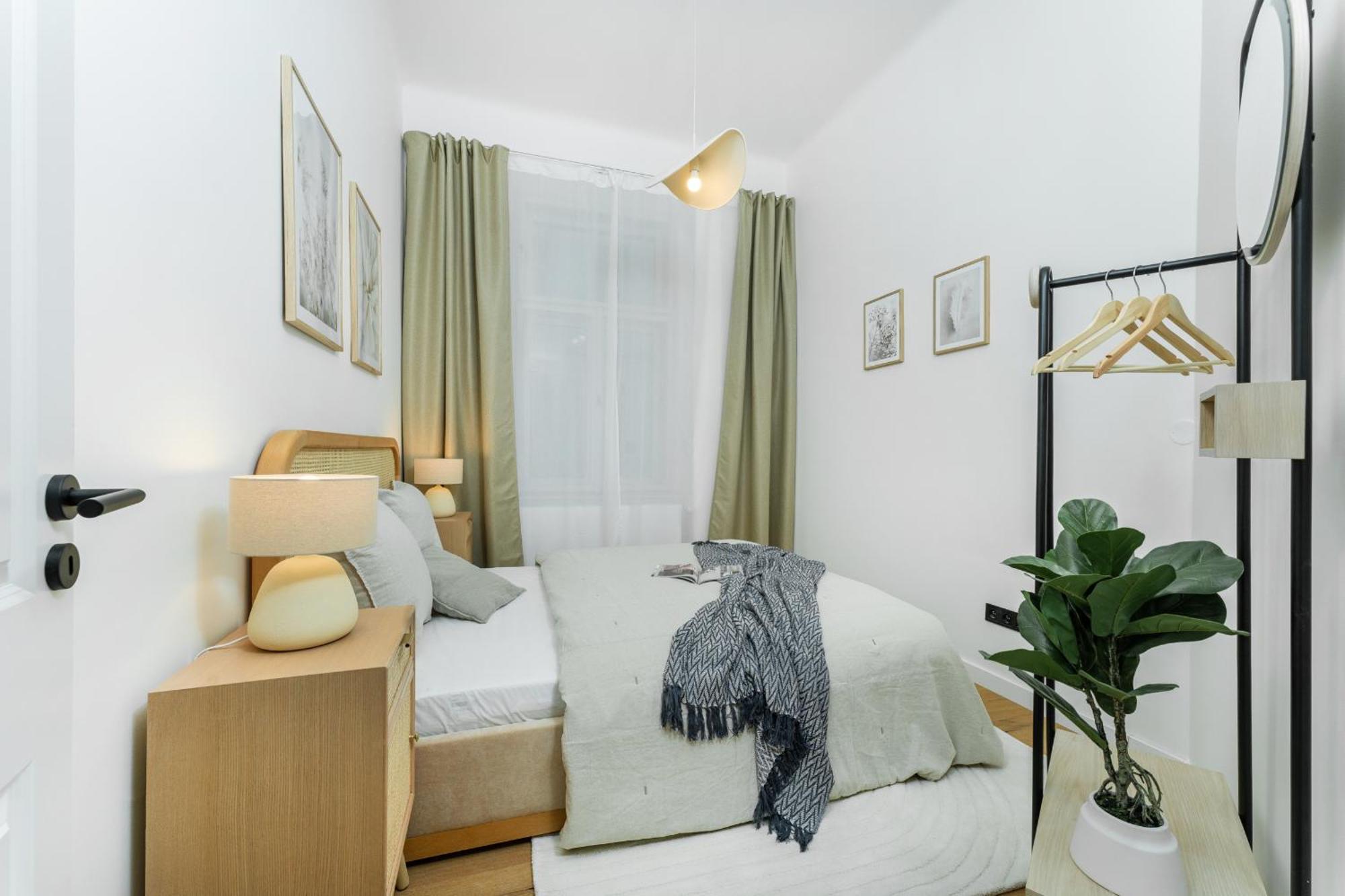 Cozy Wenceslas Square 700m Apartment, Praga